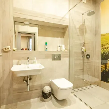 Apartment 1 Bedroom Wine Journey